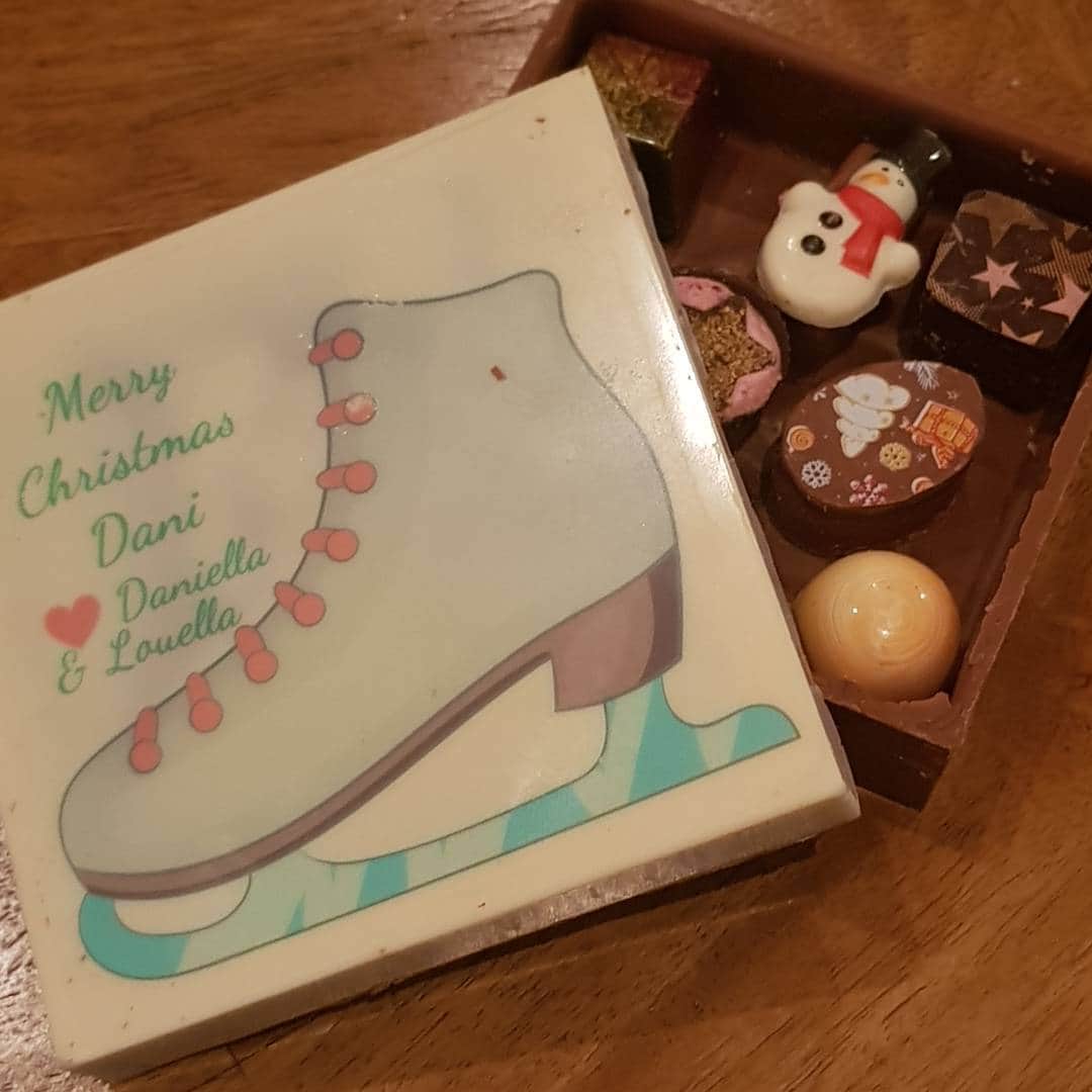 ダニエル・オブライエンのインスタグラム：「Life is like a box of chocolates...I got pretty lucky⛸! Beautiful students 👭 and @essenzechocolate 🍫 ••• #merrychristmas #chocolate #essenzechocolate  #present #snowman #skate #figureskating #coach」