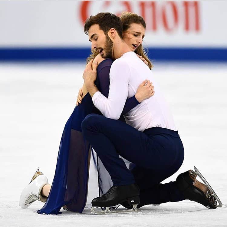 ガブリエラ・パパダキスのインスタグラム：「🌜💙」