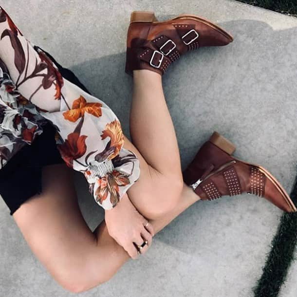 マットバーンソンのインスタグラム：「Autumnal perfection by one of our faves 📸 @angiesilvy in the RINA boot」
