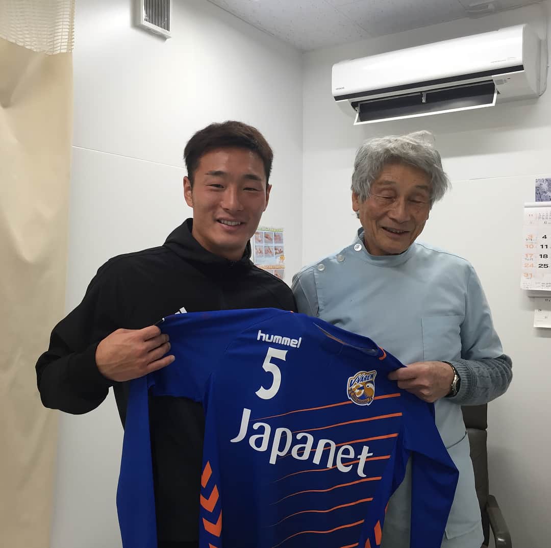 田上大地のインスタグラム：「小学校の時に所属していた千葉アミカルスポーツクラブの運営母体である、鍋島整形外科さんにJ1昇格の報告をしに行きました！ トレーナーの矢後さん(2枚目)は日本代表のトレーナーをやっていたこともあり、多くのプロ選手がお世話になっています！ 1枚目の鍋島さんは、高木監督も診ていたこともあるそうなので、今度高木さんに聞いてみます👍笑 J1昇格をとても喜んでくれて良かったです！ もっといい報告が出来るようもっと頑張って行きたいです😄 #vファーレン長崎 #鍋島整形外科 #アジアの大砲の修理もしたらしい。 #ここだけの話」