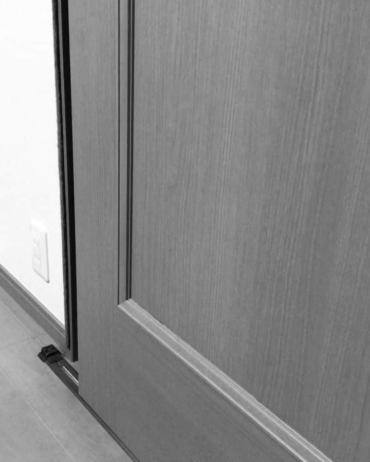 のインスタグラム：「荷物を取りに実家へ。 寒いからドア閉めたい、けど。。 #暖房効かない #寂しがりや犬」