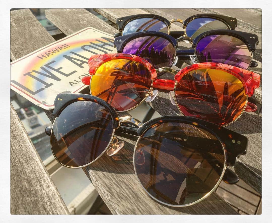 MAD JOURNEYのインスタグラム：「. MDJ-08 DMBR MDJ-08 RE MDJ-08 NV MDJ-08 BK _____________ #madjourney  #mdjhawaii #hawaii #honolulu #waikiki #aloha  #travel  #fashion #sunglasses  #sweet #mdj08dmbr #mdj08re #mdj08nv #mdj08bk . . #マッドジャーニー #sweetハワイ #撮影#サングラス」