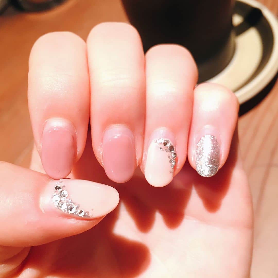 大野南香のインスタグラム：「初めてのジェルネイル💓 大人っぽくてとっってもお気に入り☺︎ 爪が可愛いとこんなにテンション上がるんだなぁ🤤💓💓かーわいっ #nail #everydayhappy」