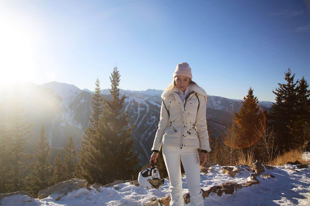 サラ・マッチのインスタグラム：「Words can not express how happy my heart is right now . So grateful for my friends and the pure joy they bring to my soul.  BEST trip EVER !!!! #Aspen #girlstrip #epic #couldntstoplaughing」