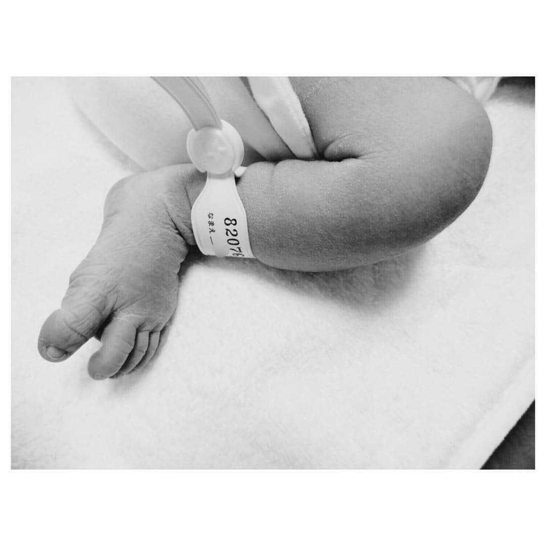 上原香代子のインスタグラム：「👶🏻🍼💕﻿ ﻿ 先日、元気な男の子を出産いたしました。﻿ ずっと私のお腹に居た子がこうして腕の中に存在しているなんてまだ不思議な気持ちもありますが、とても愛おしいです。﻿ ﻿ 慣れないことだらけでてんやわんやしておりますが、子供と一緒に『母』として成長していきたいと思います。﻿ がんばりますっ楽しみますっ☻♡」