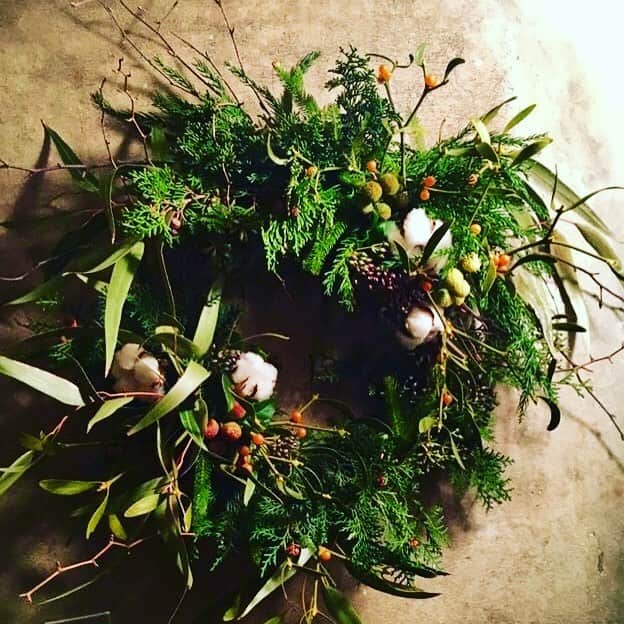 光野桃さんのインスタグラム写真 - (光野桃Instagram)「今年はヤドリギのリースを。 オレンジ色の実は初めて見ました。 ヤドリギの下に立ち、新年の午前0時にその下でキスすると、1年間幸せに過ごせるという伝説がありますね。  #ルベスベ #クリスマスリース #ヤドリギ」12月13日 12時21分 - mitsuno.momo