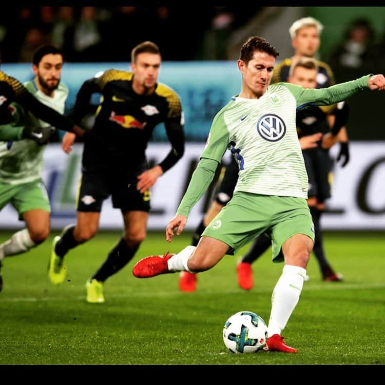 ポール・フェルハーフのインスタグラム：「Too bad we couldn’t win this game!! Happy with my first goal.. focus on the next game now!! 💪🏼#vflwolsburg #bundesliga #keeppushing」