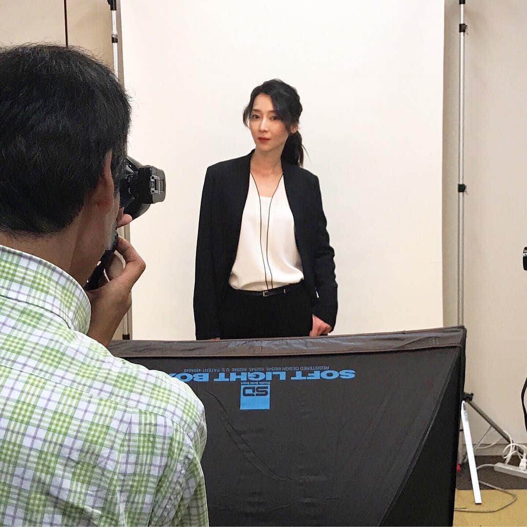 フジテレビ「刑事ゆがみ」のインスタグラム：「. 菅能ねえさんの懐かしい写真♥️ これは相関図用の写真を撮影したときですね😌 このときから早3ヶ月……… 先日、刑事ゆがみオールクランクアップしました🎊‼️‼️ クランクアップの様子は 明日の最終回が終わったら皆さんにお届けしますね☺️ . #刑事ゆがみ#稲森いずみブログ#稲森いずみ#菅能理香#菅能ねえさん#相関図写真#明日はついに最終回#12月14日放送#お楽しみに！ #菅能ねえさんのブログよりお写真拝借🙏🏻🎶」