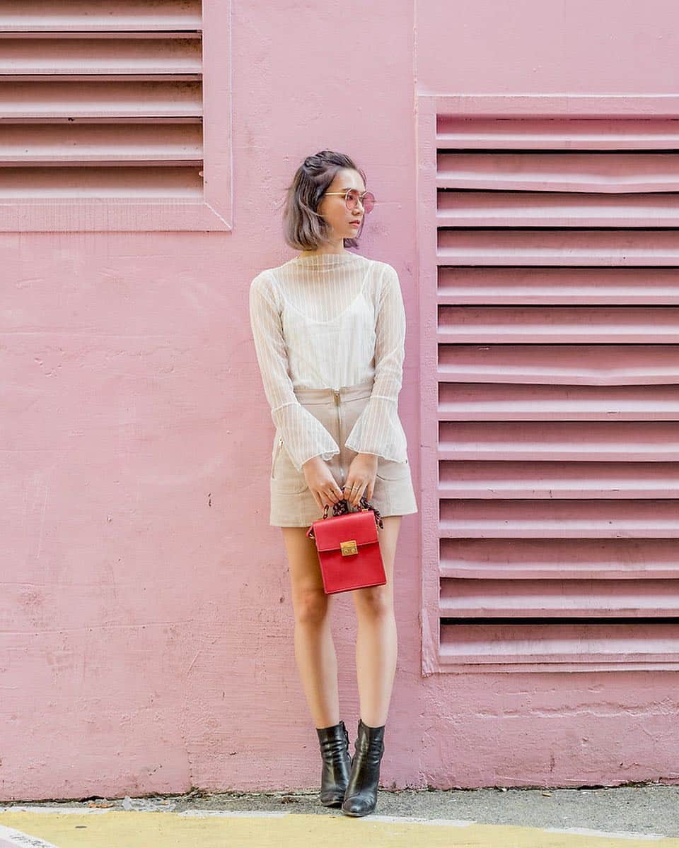 LOOKBOOKのインスタグラム：「Who: Arielle lb.nu/casualncouture Look: "A sheer top and a pink wall" #whythislook: full-body, clearly visible outfit. Trend alert: sheer bell-sleeve top. Pink wall is a bonus!  Wearing: @oaknyc @mango @zara @zaful #sheertop #suedeskirt #mangoskirt #zaraboots #zafulsunglasses #oakmeshtop」