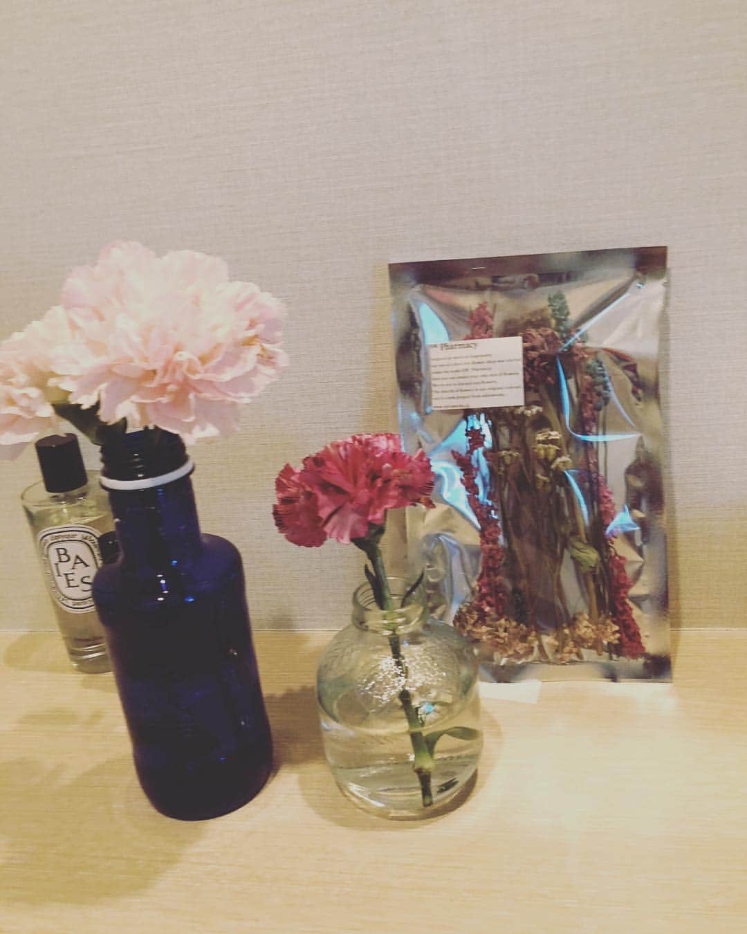 笛木優子さんのインスタグラム写真 - (笛木優子Instagram)「寒い。。。 もう師走ですね(≧∀≦) お水とジュースの空きボトルにお花を入れてみました💐  みなさん、体調管理にお気をつけて👍」12月13日 17時10分 - yukofuekiyumin