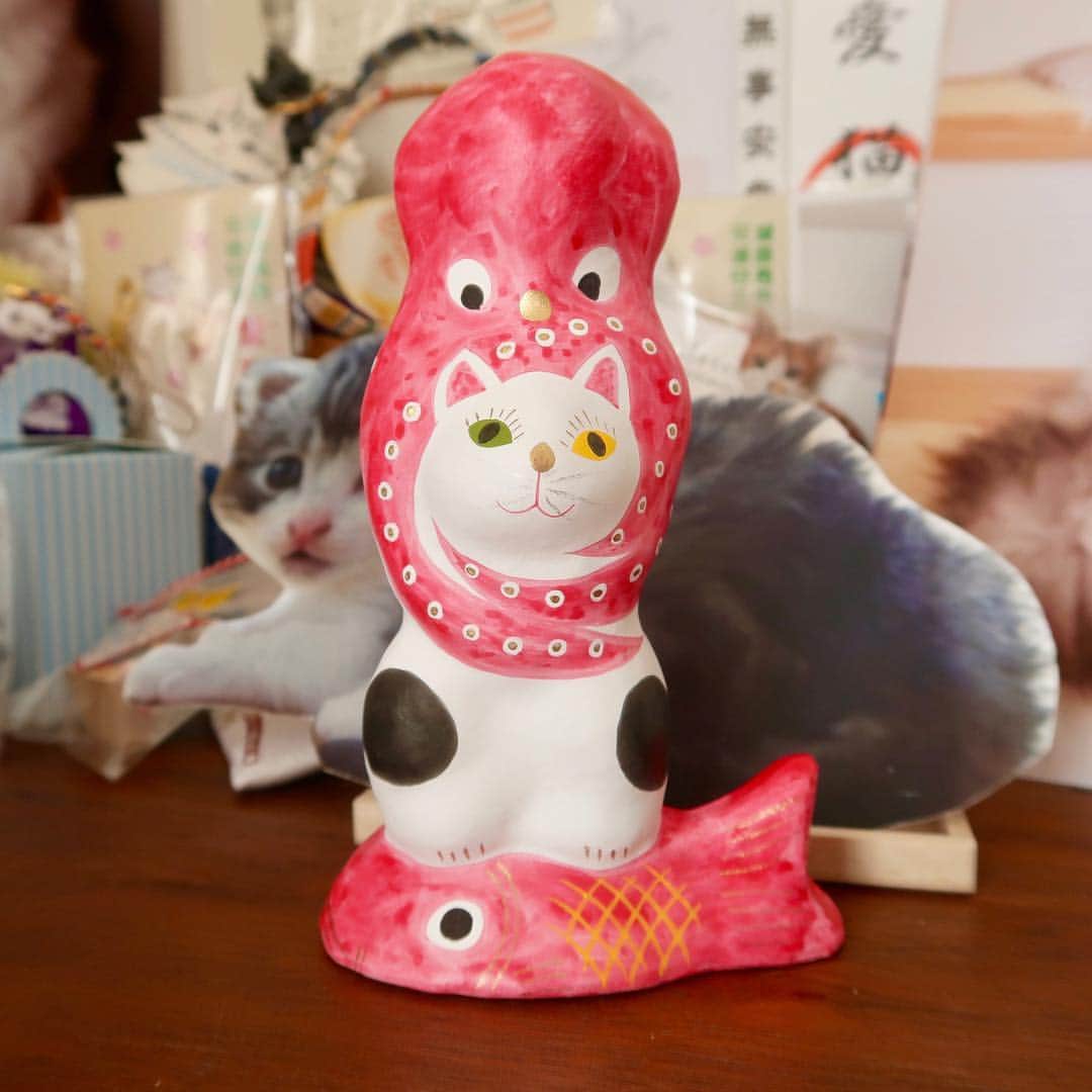 近藤研二さんのインスタグラム写真 - (近藤研二Instagram)「いただいた米沢相良人形の作品名は「鯛乗猫に蛸」。 めでたい、多幸、オッドアイ、なんだか良いこと尽くめ！  #いただきモイ #相良人形 #鯛乗り猫に蛸 #米沢相良人形」12月13日 18時12分 - kenjikond0