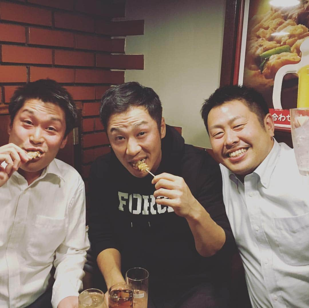 西岡剛さんのインスタグラム写真 - (西岡剛Instagram)「毎年オフなったらご飯ご馳走してくれる2人😋 大阪桐蔭野球部を3年間共に過ごした仲間です。 ほんまに嬉しく感謝し俺もまだまだ頑張らないといけないと思わせてくれる仲間。 大阪桐蔭野球部１８期生で現役で野球してるのは俺1人だけになったから、まだまだへこたれへんで✌️ #大阪桐蔭野球部 #西岡剛 右 #永亮介  左 #遠山なんとか？🤣」12月13日 21時19分 - tsuyoshinishioka_official