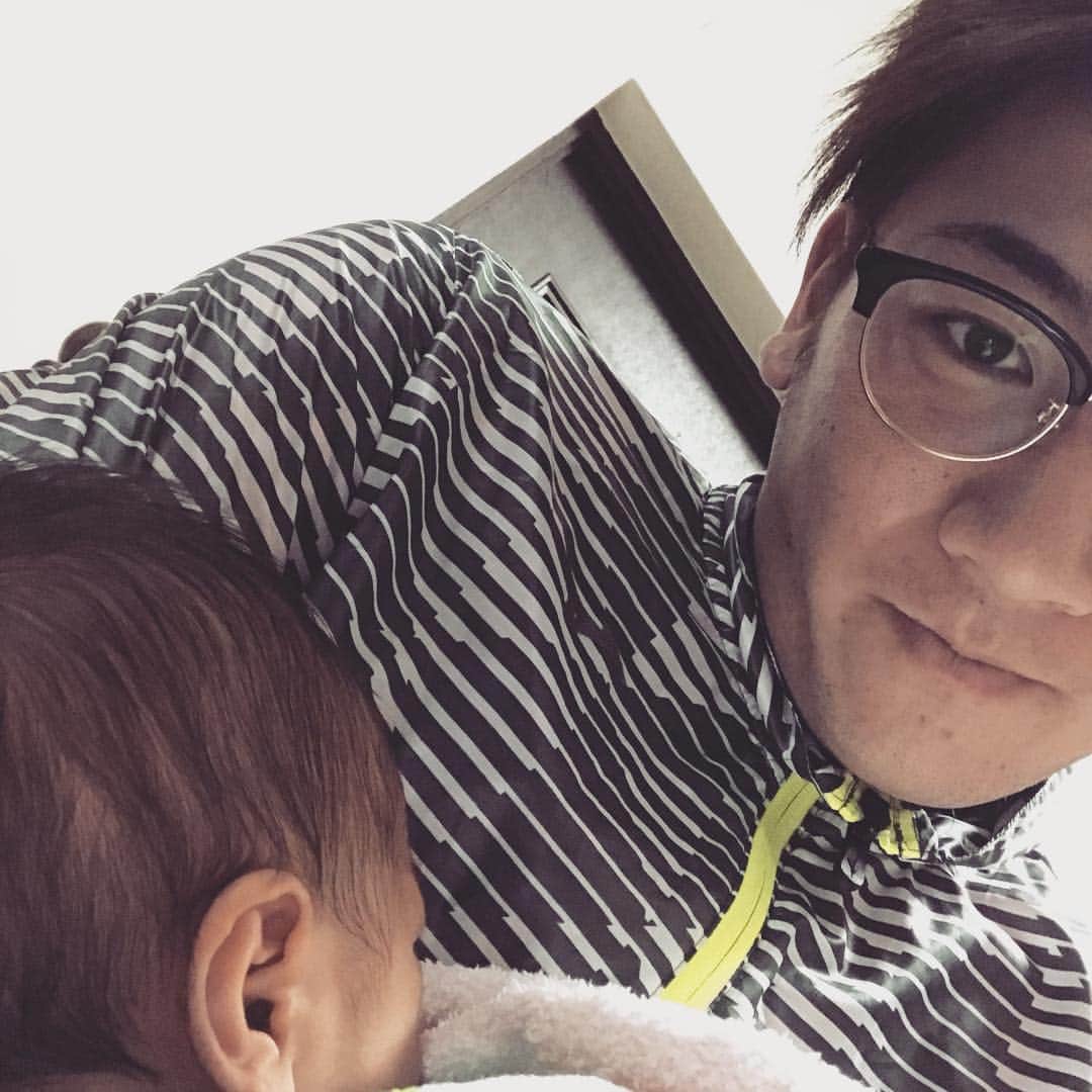 小野郁さんのインスタグラム写真 - (小野郁Instagram)「甥っ子寝かしつけるおじさん。 もう3人のおじさん。」12月13日 21時43分 - fumi__37