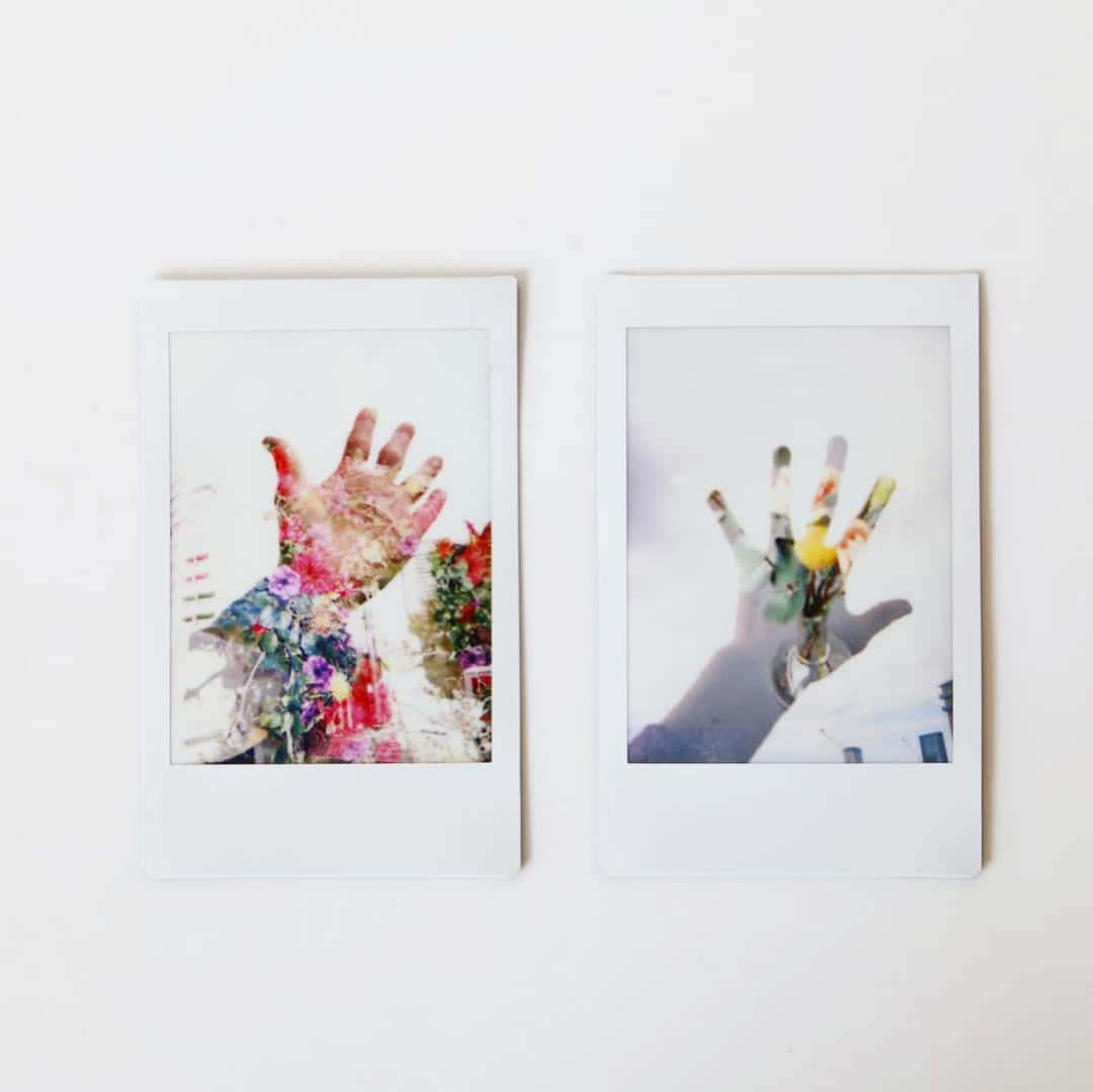 haconiwa / 箱庭さんのインスタグラム写真 - (haconiwa / 箱庭Instagram)「見て見て！ 1人の人が隣同士に？！まるで分身してるみたいなこちらの写真。 instax mini 90という二重露光が可能なチェキで撮影しました。2枚目も二重露光で手のひらとお花を重ねて撮影。面白いでしょ？ これら全部、第一回目の #箱庭チェキカメラ部 のワークショップに参加して下さったみなさんの作品なんですよ！ 気になった方は、箱庭の記事で撮影方法を詳しくご紹介しているので、ぜひトライしてみてね。  こちらの箱庭記事をチェック！→「二重露光でアートな写真を撮ろう！チェキで出来る4つの撮影パターン。」 http://www.haconiwa-mag.com/study/2017/11/cheki-howto-01/  #instaxmini90 #instax#チェキ#チェキ#二重露光#多重露光#チェキ遊び#カメラ散歩 #分身の術#写真講座#アートな写真が撮りたい #ワークショップ」12月13日 22時16分 - haconiwa_mag