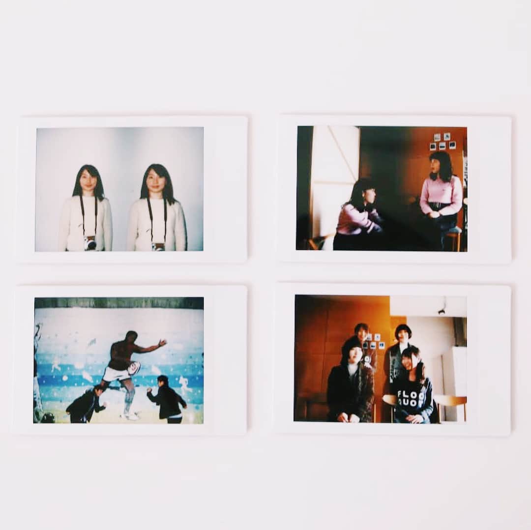 haconiwa / 箱庭さんのインスタグラム写真 - (haconiwa / 箱庭Instagram)「見て見て！ 1人の人が隣同士に？！まるで分身してるみたいなこちらの写真。 instax mini 90という二重露光が可能なチェキで撮影しました。2枚目も二重露光で手のひらとお花を重ねて撮影。面白いでしょ？ これら全部、第一回目の #箱庭チェキカメラ部 のワークショップに参加して下さったみなさんの作品なんですよ！ 気になった方は、箱庭の記事で撮影方法を詳しくご紹介しているので、ぜひトライしてみてね。  こちらの箱庭記事をチェック！→「二重露光でアートな写真を撮ろう！チェキで出来る4つの撮影パターン。」 http://www.haconiwa-mag.com/study/2017/11/cheki-howto-01/  #instaxmini90 #instax#チェキ#チェキ#二重露光#多重露光#チェキ遊び#カメラ散歩 #分身の術#写真講座#アートな写真が撮りたい #ワークショップ」12月13日 22時16分 - haconiwa_mag