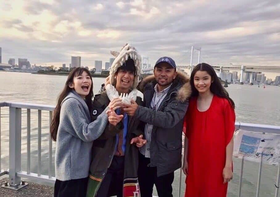 中田絢千のインスタグラム：「サニーデイ・サービス『クリスマス』MVに出演しています。 これ、ふたつバージョンがありまして！小西康陽さんリミックスの『クリスマス -white falcon & blue christmas-』のMVと合わせてみていただけるとさらにメロウなクリスマスが過ごせたり。。🎄🦕🦖❣️ https://youtu.be/oHosarYxncQ」