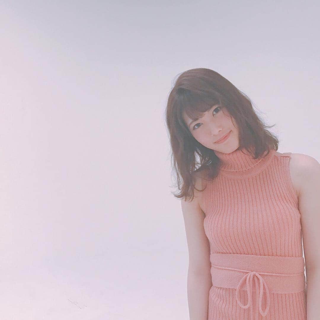 乃木坂46のインスタグラム：「今日のオフショットは#伊藤純奈 さん。『リップ💋』の企画の赤リップがとってもお似合いでした💄  #N46MODE #乃木坂46 #伊藤純奈」