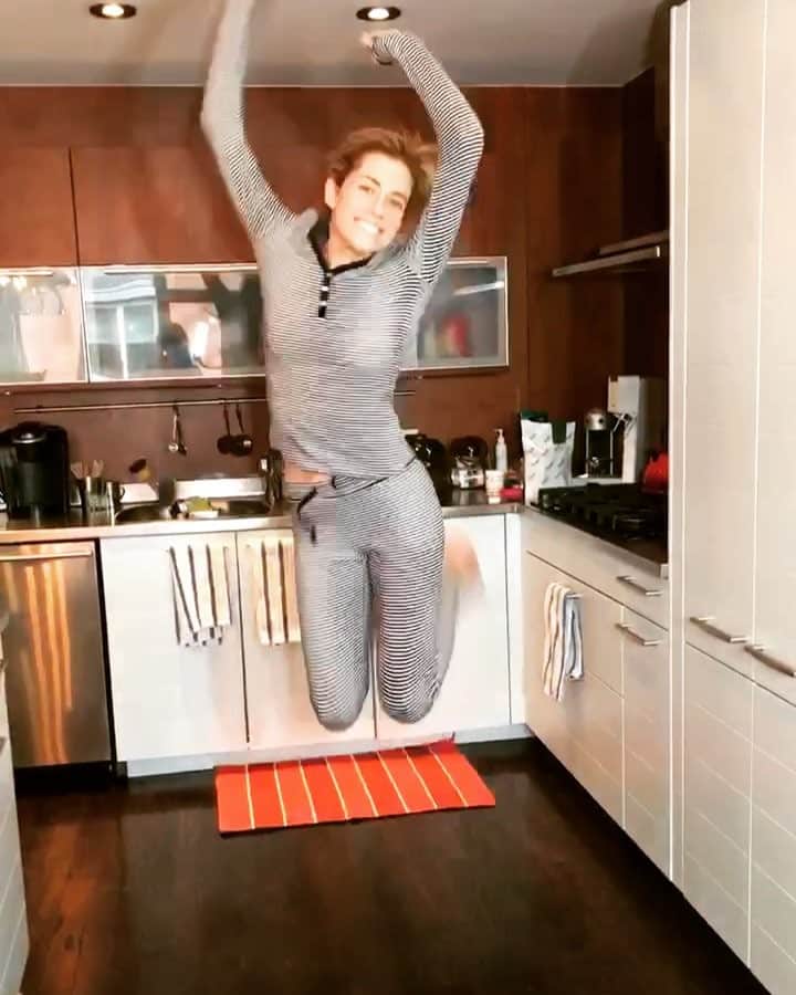 のインスタグラム：「OMG the @sagawards?! This is unbelievable! Did a little happy dance in my PJs after hearing about this one. Thank you so much to SAG - our fellow actors - for nominating the cast of Get Out for Outstanding Performance by a Cast! And huge congrats, yet again, to @danielkaluuya for his Best Actor nom. One of the best actors on the planet - I can say that with confidence and from experience. I feel so lucky and giddy...obviously. Maybe one too many cups of coffee this morning? ☕️💃🏼 @getoutmovie」