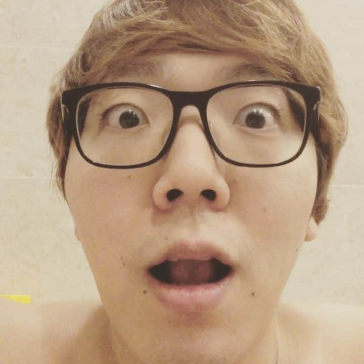 HIKAKINのインスタグラム：「お風呂でBEATBOX 最近この曲頭から離れない」
