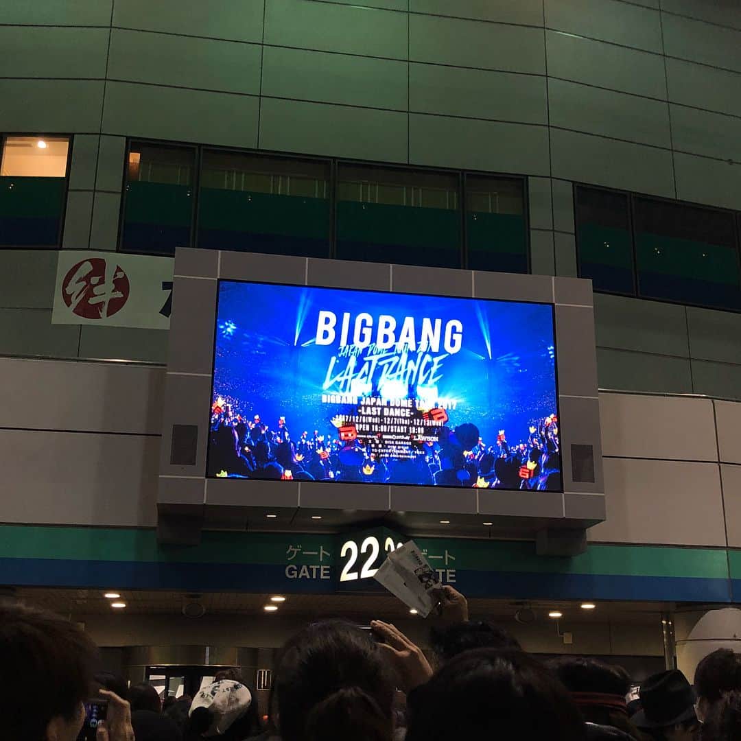 七瀬ひとみのインスタグラム：「BIGBANG JAPAN DOME TOUR2017 LAST DANCE in TOKYO DOME！！！ 13日に行ってきました🎤 みんなかっこよすぎた😂かわいいしかっこいいし面白いしBIGBANGはやっぱり最高です！！！ ヨンベペンより🙋🏻‍♀️ 今月散財しすぎ💸💸💸 #ライブ #bigbang #bigbangvip #japandometour2017 #lastdance #bigbangtop #bigbangsol #bigbanggdragon #bigbangdlite #bigbangvi #vipjapan #ビッグバン #東京ドーム #桑田佳祐 #がらくたツアー #pornoactress」