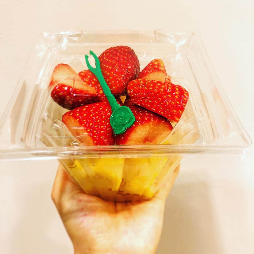 末吉咲子さんのインスタグラム写真 - (末吉咲子Instagram)「#苺 🍓& #パイナップル 🍍今シーズン初苺かしら🤔？美味しく頂きました☺️🙏💕✨#日常 #グルメ #딸기 #파인애플 #일상 #먹스타그램 #도쿄 #일본 #tokyo #japan #strawberry #pineapple」12月14日 13時24分 - kiko_kiko920