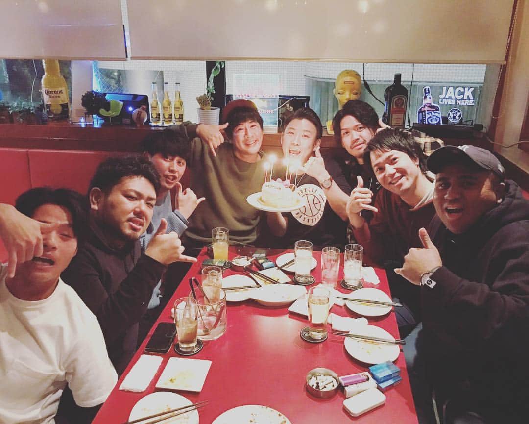 アントニーのインスタグラム：「先日おたけさんのバースデーを後輩一同でしました  #おたけ #ジャンポケ #おたけバースデー #男8人 #全員なんでおたけさんを慕ってるのかわからないけど不思議に惹きつけられる #尊敬はしていない #おたけさんの誕生日会だけどちょっといま会話入ってこないでってとこ何回もあった #よくわからないエピソードトークしてた #でも嬉しそうにしてた #これからも僕ら後輩一同はおたけ軍団でございます #おたけさんおめでとう」