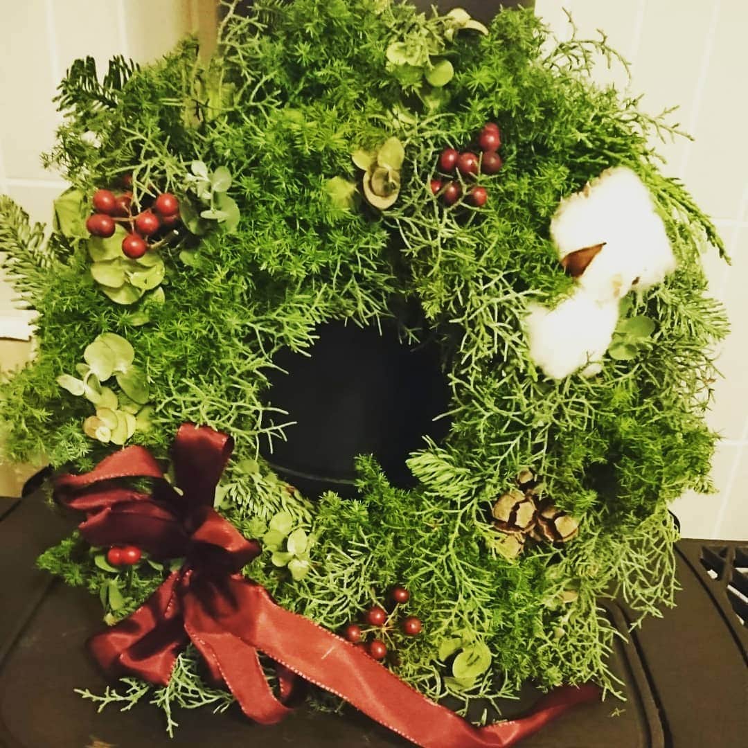 西山茉希さんのインスタグラム写真 - (西山茉希Instagram)「毎年届くフライングサンタさん。  @buriki_no_zyoro_official  今年も立派なリースが贈られてきました。  #ようやく我が家にクリスマス感 #香りもとっても素敵な #本物リース  #大人クリスマス #ブリキノジョーロ #自由が丘  もらって嬉しいものは 誰かにもプレゼントしたくなる。  嬉しいなぁ。 ありがとう。  #クリスマスリース #本物の魅力 #いつも我が家に緑を沿えてくれる #街の素敵なお花屋さん #観葉植物はいつもブリキ  おしゃれな一点に出逢えるお店。 #素敵なママが待っててくれる  ぐんもです。 m(__)m」12月14日 6時04分 - maki.nshiyama50