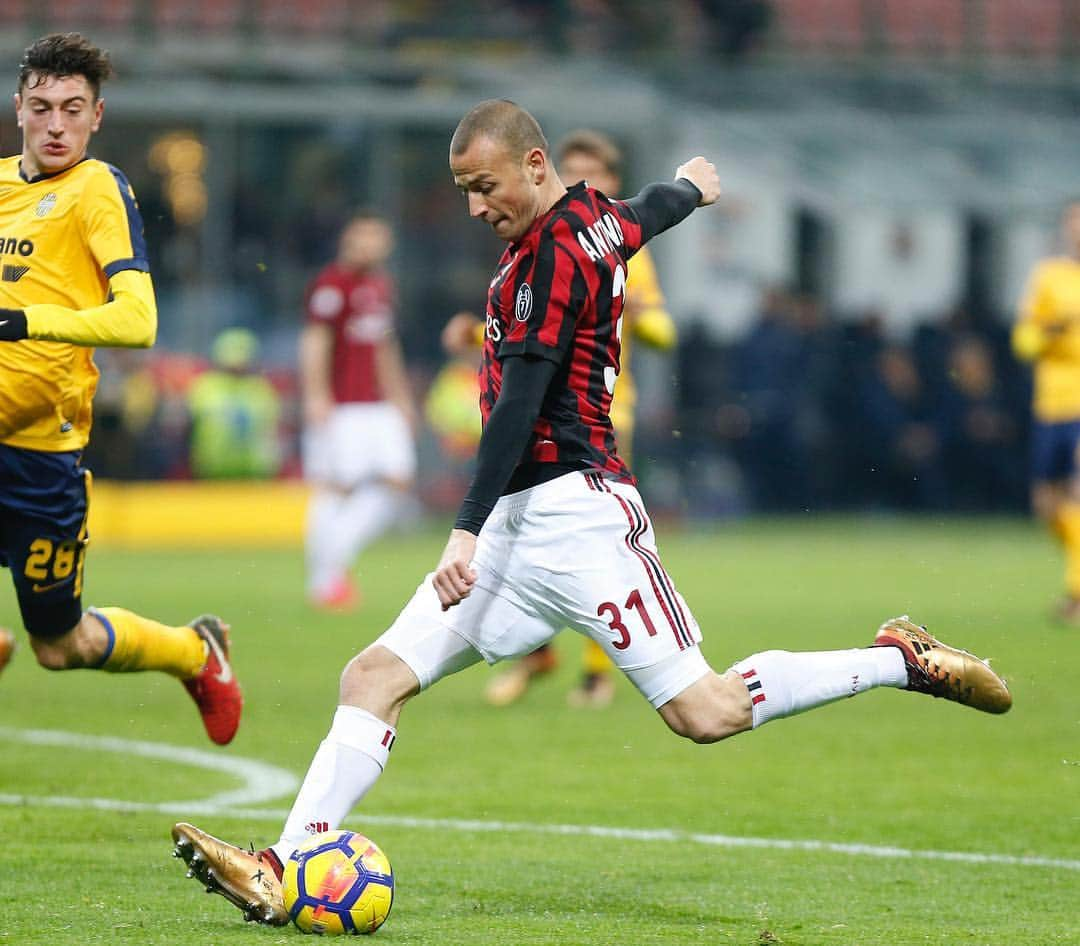 ルカ・アントネッリのインスタグラム：「#timcup #forzamilan 💪🏼💪🏼💪🏼🔴⚫️@acmilan」