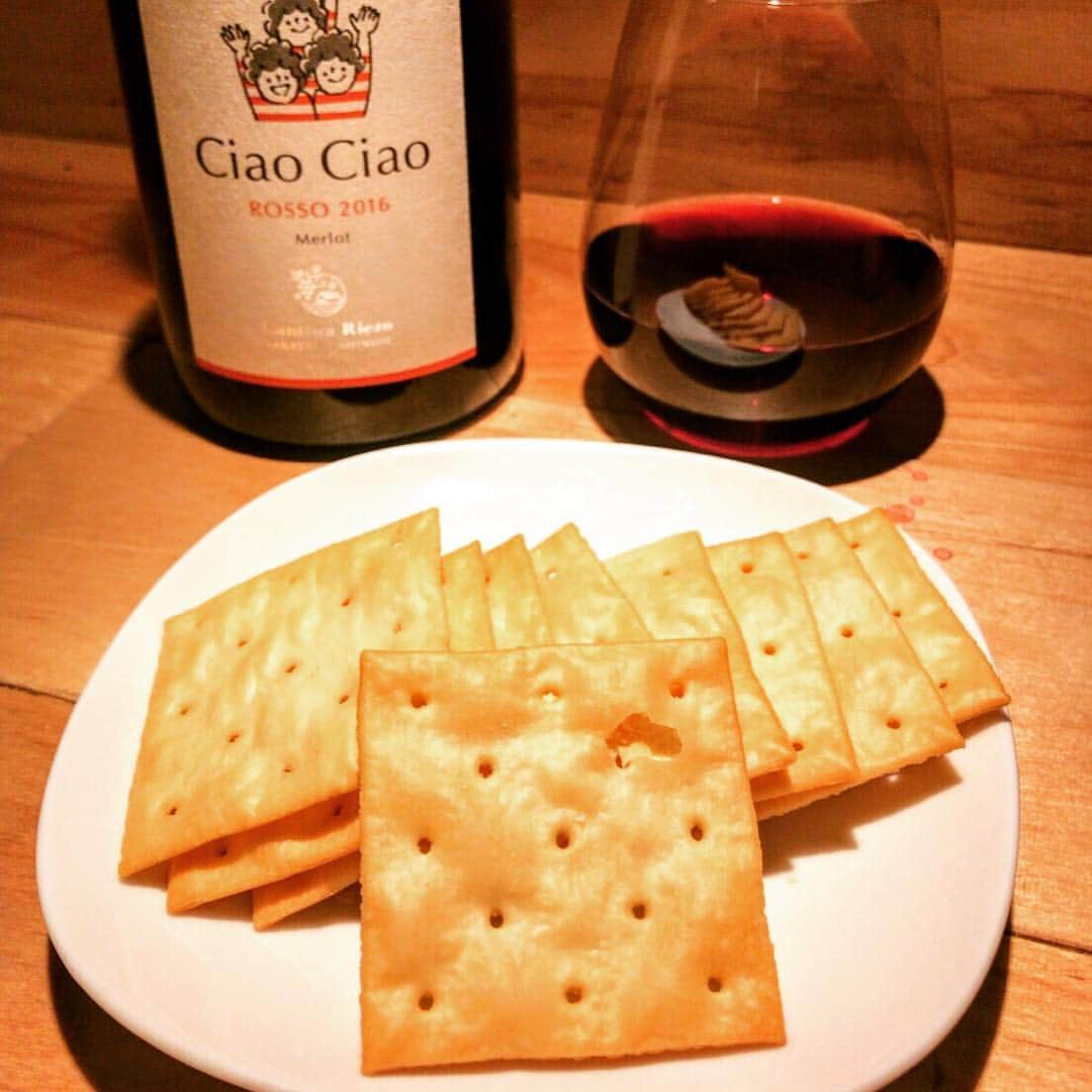 mori_no_tsukueさんのインスタグラム写真 - (mori_no_tsukueInstagram)「Cantina Rirzo Merlot Ciao Ciao2016 ロッソ チャオ・チャオ2016メルロー 信州高山村、自社栽培、自社醸造の家族経営のカンティーナリエゾー 最近美味しくてハマっているナチュラルチーズ12%練りこんだ国産小麦チーズクラッカー😋🧀 “生活クラブ”でしか購入出来ません。 #森の机  #日本ワイン #japanesewine  #カンティーナリエゾー #ナチュラルチーズ  #チーズクラッカー  #生活クラブ #森の机の日本ワイン」12月14日 8時44分 - mori_no_tsukue