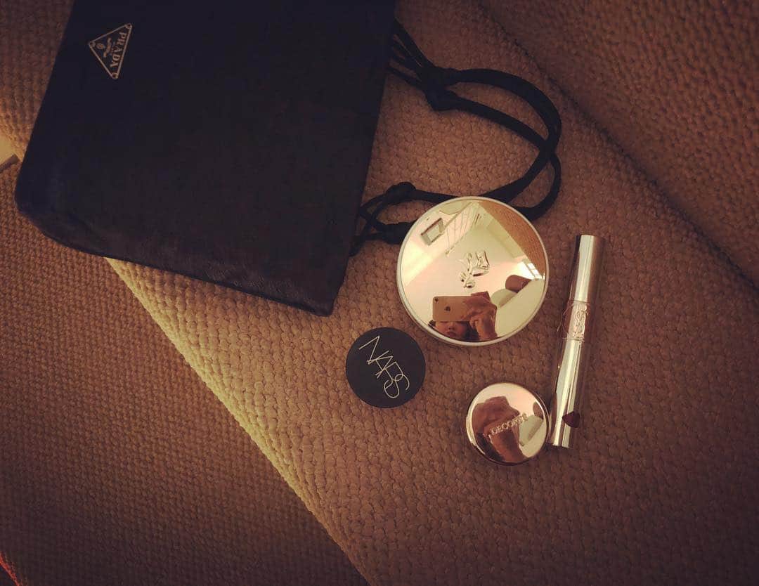 神崎恵さんのインスタグラム写真 - (神崎恵Instagram)「昨晩はほんの少しだけお出かけ。 小さなbagの中には、 lancomeのクッションファンデとNARSのコンシーラー、コスメデコルテのハイライトクリームにyslのリップバーム。 #lancome ブランエクスペール クッション コンパクトH #NARS ソフトマットコンプリートコンシーラー #コスメデコルテ ディップイン グロウ #ysl ヴォリュプテ ウォーターカラーバーム」12月14日 10時36分 - megumi_kanzaki