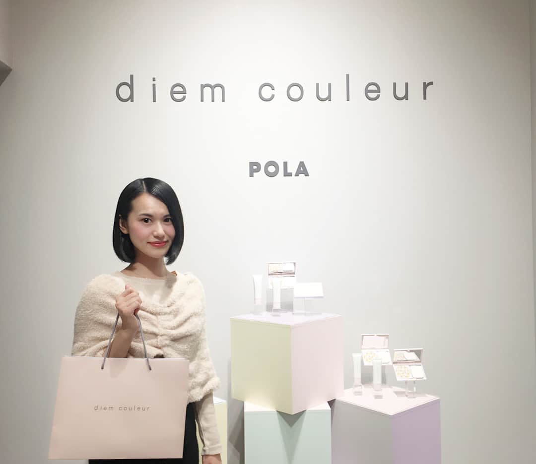 七尾エレナのインスタグラム：「昨夜は #POLA の新ブランド #diemcouleur の発表会へ💄 ✳︎ 色んなカラーがブレンドされているのだけど これはなんとファンデーションだった！ 単色のファンデーションを塗るよりも、 透明感がアップするんだって🙆不思議、、！ 来年の3月発売とのこと✨ ✳︎ #diemcouleur #POLA #ポーラ #ディエムクルール #ベースメイク #化粧品 #コスメ #美容 ✳︎ #スヌード #トップス ☞ @mogila_official (5607-2053) #mogilaオンラインストア #PR」