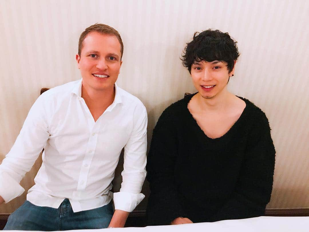 水嶋ヒロさんのインスタグラム写真 - (水嶋ヒロInstagram)「#アナザースカイ #再会編 @tokyo  #blog #ブログ #philip #フィリップ #switzerland #スイス #ICS #親友 #bestfriend #anothersky #fcküsnacht  アナザースカイスタッフの皆さん スイスの現地コーディネーターの皆さん やっと再会できました #感謝」12月14日 11時52分 - hiro_mizushima_official