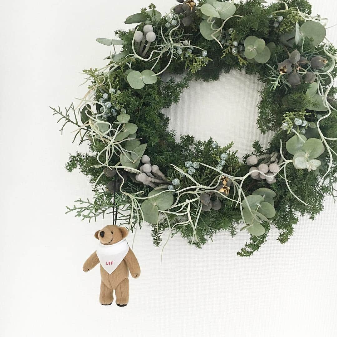 のインスタグラム：「✷✰ ✰ ✧ ✩ ✷ ✩ . 今年のクリスマスリースは 母といっしょにお家で作りました。 . ロングトラックベアをアクセントに🎄 . . . ✷✰ #クリスマスリース#Christmaswreath #Christmas#LONGTRACKFOODS#リース#クリスマス#vscocam#vsco#life#暮らし#vsco#花のある暮らし」