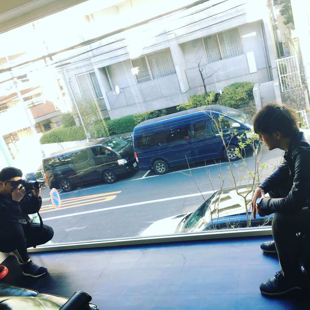 荒井岳史さんのインスタグラム写真 - (荒井岳史Instagram)「ソロのアー写的なヤツを巨匠・橋本塁に撮ってもらいました！  色々な縁があって、ヘアメイク的な事を原宿の”tetecoquette”のシゲルさんにして頂いたり、衣装を同じく原宿にある”benheart firenze japan”にお借りしたりと、お世話されまくりの充実した撮影させて頂きました！ よく考えたら、こんな色々やってもらって写真撮った事ないな〜と！  関係者各位、ありがとうございました！  #荒井岳史  #橋本塁 #tetecoquette #benheartfirenzejapan」12月14日 12時54分 - takeshi_arai