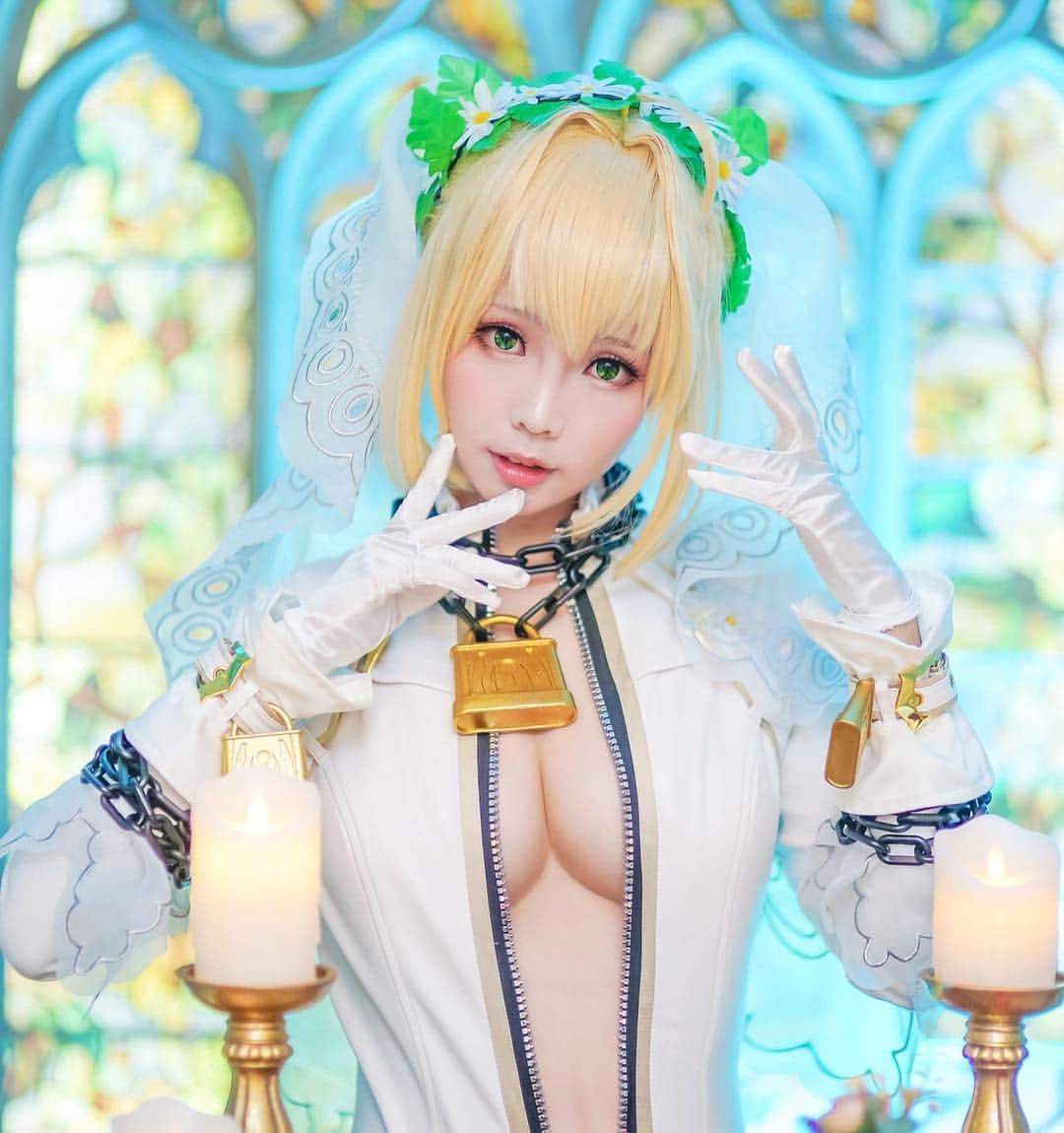 Elyさんのインスタグラム写真 - (ElyInstagram)「All hail Bride Nero！✨ Ely【TamamoE 】&【NEro】cosplay photobook！ SEE YOU AT @animeimpulse in January! #cosplay #elycosplay #Nero #saberbride #photobook #fateextraccc」12月14日 15時40分 - eeelyeee