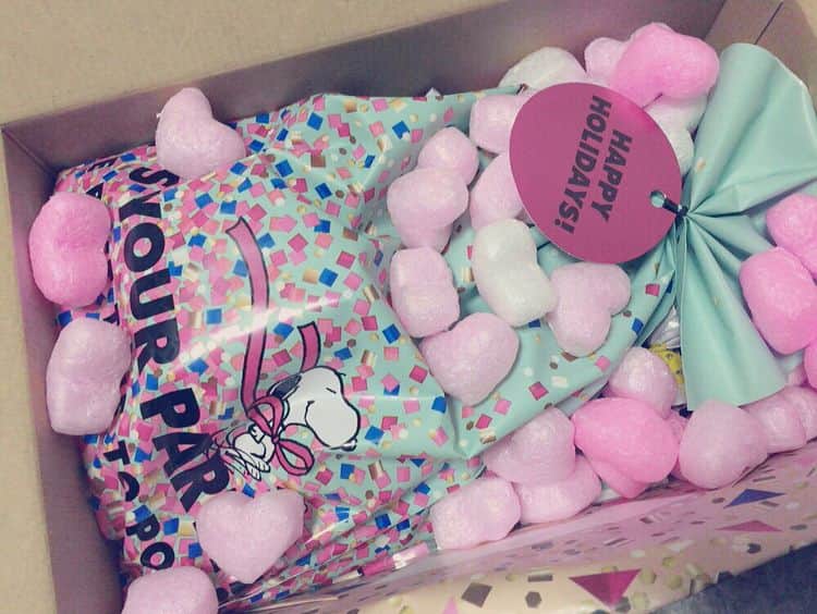 吉田有里のインスタグラム：「🎁🎁🎁 母からクリスマス🎄の小包🎁が届きました。 開けた瞬間からかわいい…素敵…😭✨ 毎年クリスマスカードを送ってくれる母☺️ 今年はカードとピカピカ光るスヌーピーのオーナメントが届きました。かわいい。幸せ。 色々探してくれたみたいで、とってもとっても嬉しい。 母のおかげで、この時期が毎年楽しみです🎄🍰 #christmas #christmaspresent #christmasornaments #snoopy #クリスマス #🎄」
