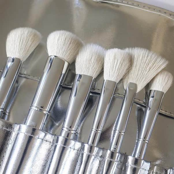 MakeupPlusのインスタグラム：「💵YES or NO💵 would YOU buy @kyliejenner Makeup Brush set that retails at $360?! 🤔 Comment below!」