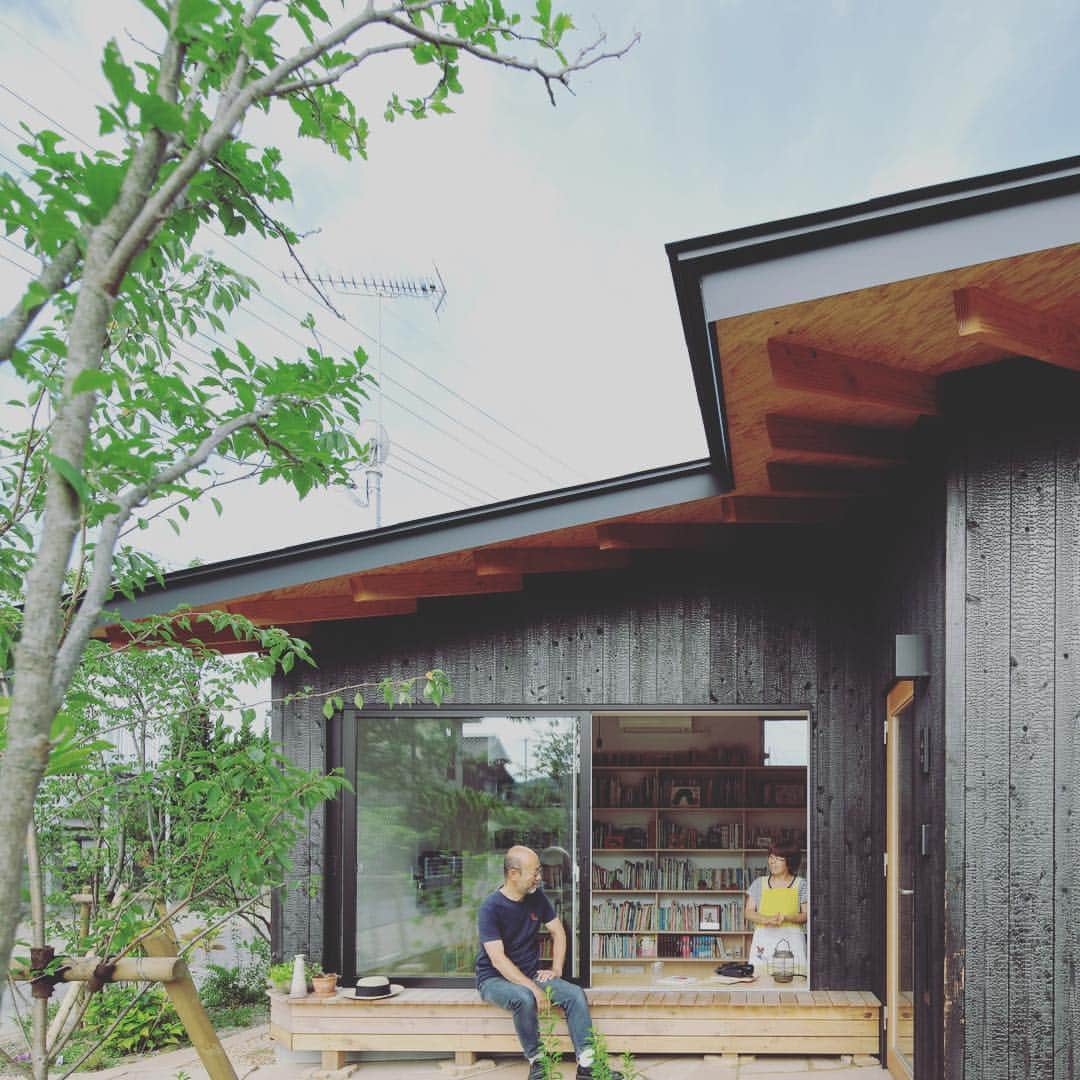 SuMiKaのインスタグラム：「移住して地域に貢献したいと考えた元幼稚園教諭と器楽奏者のご夫婦。小ホールのある街に開かれた住宅です。  池田雪絵大野俊治 一級建築士事務所さんの作品です http://bit.ly/2yr2Lzx  #移住生活 #移住 #移住計画 #建築家とつくる家 #リタイア世代 #大屋根 #縁側 #好きに暮らそうsumika #新築一戸建て #マイホーム計画」