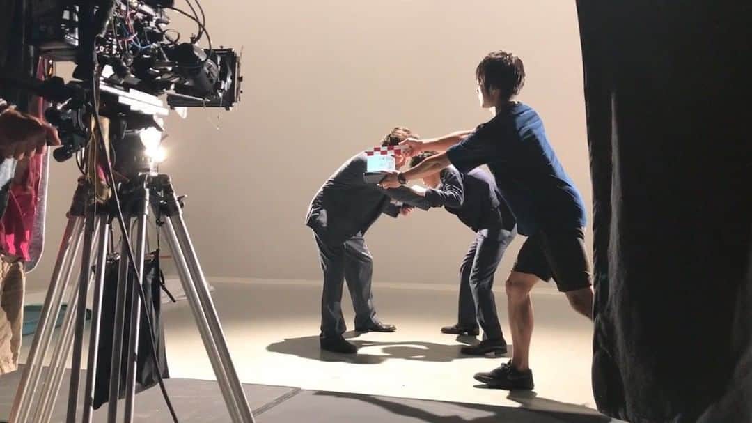 フジテレビ「刑事ゆがみ」のインスタグラム：「. ‪【こんな風に撮影していました-②-🕵🏻‍♂️】‬ ‪SNSでもとても反響が大きかった刑事ゆがみオープニング映像🎥✨‬ ‪真剣なアクションはもちろん、全力でおふざけもしました😂👍🏻笑‬ ‪この映像も今日で見納めです‼️‬ ‪今夜ぜひ注目して見てみてくださいね♪‬ . ‪#刑事ゆがみ #オープニング映像 #今夜最終回 #あと5時間⏳ #是非みて下さい！‬」