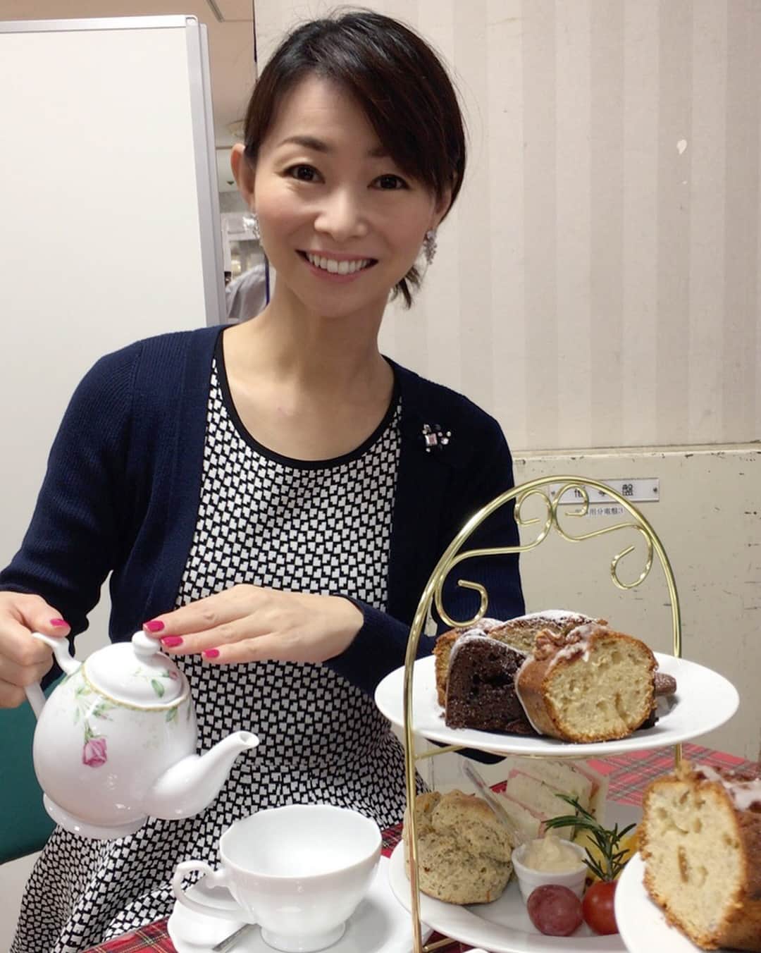 荒生暁子さんのインスタグラム写真 - (荒生暁子Instagram)「三越英国フェアその1。 神戸の「マナーハウスモトヤマ」が来てて アフタヌーンティーして来ました❤️ 熊本のトミーズショートブレッドハウスの オーナー、ユキさんとおしゃべり♪ ビクトリアケーキ買いました🍰💓 お人柄が滲み出るお菓子がいっぱいでしたよー。 まりちゃんと❤️ #アフタヌーンティー #紅茶#英国フェア #三越広島英国フェア #三越広島店 #トミーズショートブレッドハウス  #afternoontea  #blacktea」12月14日 18時20分 - akikoarao0904