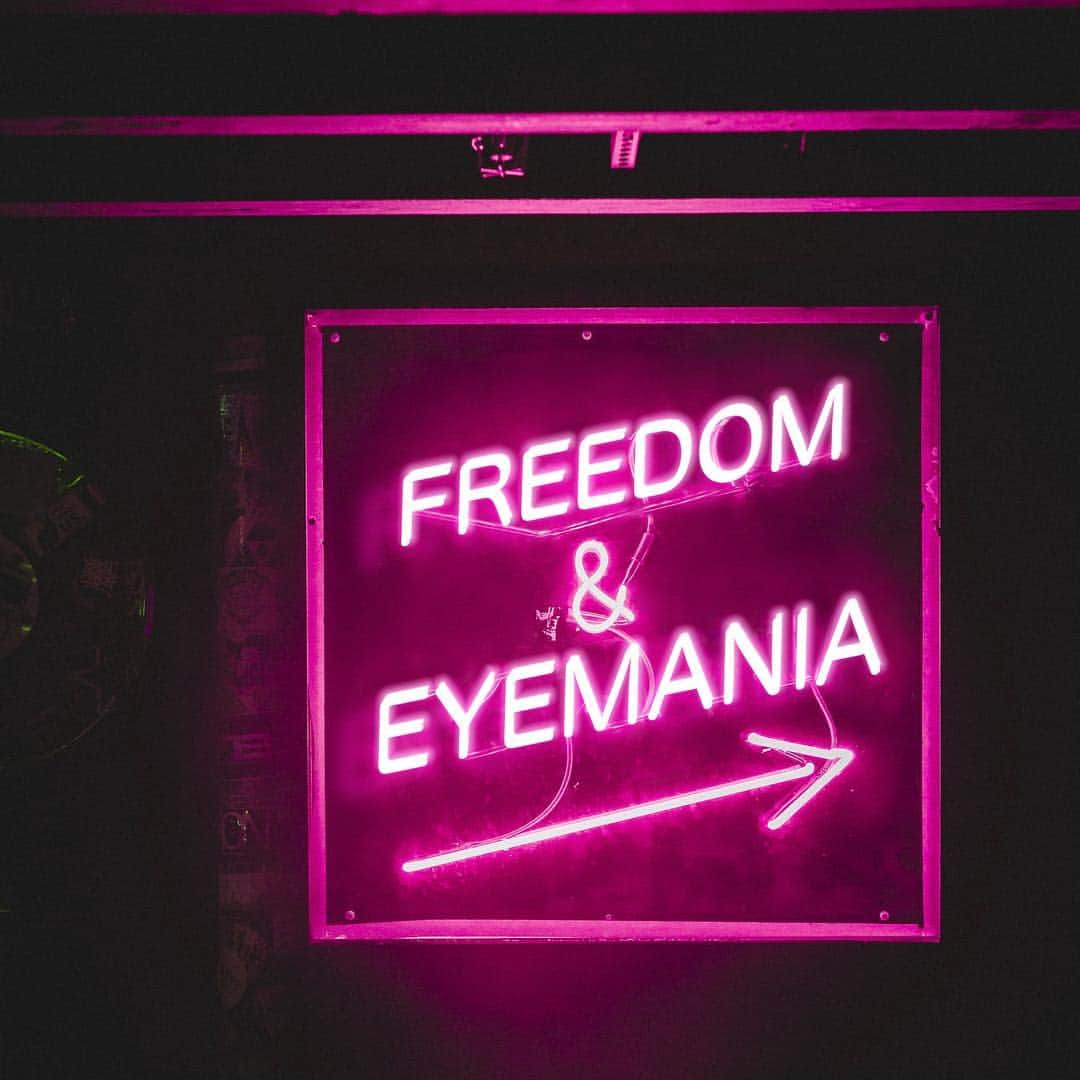 EYEMANIAのインスタグラム：「【Enjoy yourself freely】 メイクもファッションも。 人生楽しんだもん勝ち。 ⠀⠀ ⠀⠀ @eyemania01」