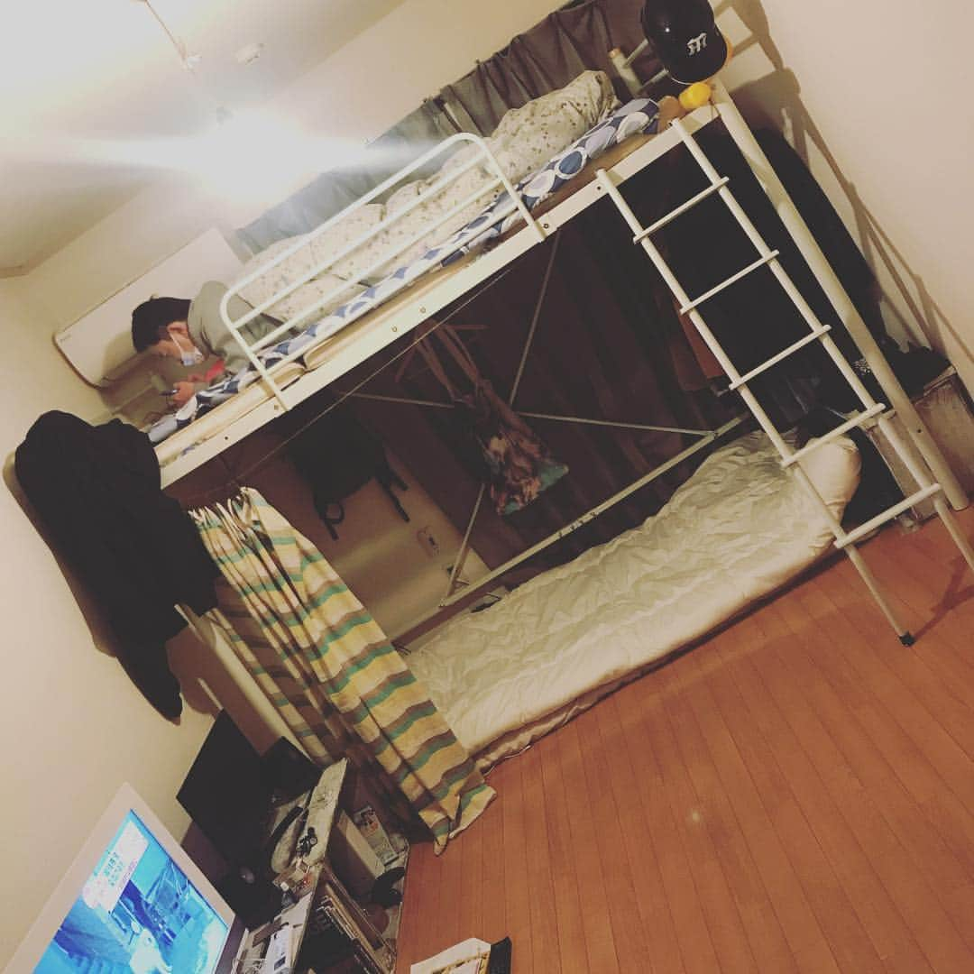 舟生 侑大さんのインスタグラム写真 - (舟生 侑大Instagram)「ダンビラムーチョ 大原が引っ越してきた  #ワンルームにロフトベッド #上が大原 #下が舟生 #空いてるスペース時々古賀 #にぎやかになりそうです #これでクリスマスも寂しくない」12月14日 18時50分 - funyuyudai