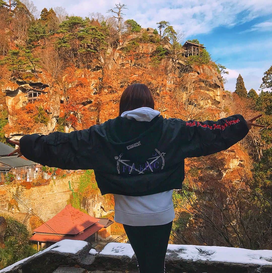 鈴木まりなのインスタグラム：「    山形二日目は 松尾芭蕉「奥の細道」で有名な 立石寺に連れてってもらったよ❤   写真じゃ伝わらない絶景😭〽️✨   お蕎麦は山形で一番有名という三津屋さん❤️ 美味しかったー！   マグロも絶品でした😝」