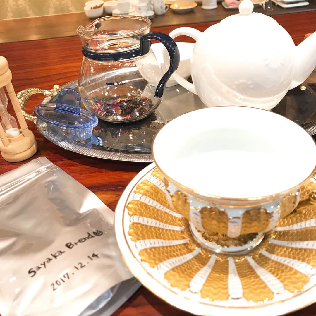 西村彩香さんのインスタグラム写真 - (西村彩香Instagram)「. . 紅茶レッスンの日☕️✍️ . 今日の授業のテーマはマイブレンド . たくさんの茶葉の中から 好きなものを組み合わせて 自分だけのオリジナルブレンド作り♡ . 私はキャンディをベースに 大好きなはちみつ紅茶🍯、ピーチ🍑、 最後にローズ🌹で見た目の可愛いさプラスして 甘酸っぱくて美味しい紅茶が完成😍‼︎ . 初のマイブレンド☕️ 美味しくて出来て嬉しいな💕 . 先生も本当素敵な方で もっともっと紅茶が好きになる…🙃♡ . . #紅茶#紅茶レッスン#神戸#kobe」12月14日 20時20分 - leimoni_n