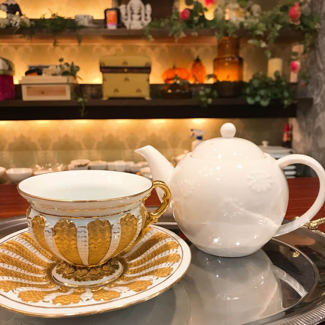 西村彩香さんのインスタグラム写真 - (西村彩香Instagram)「. . 紅茶レッスンの日☕️✍️ . 今日の授業のテーマはマイブレンド . たくさんの茶葉の中から 好きなものを組み合わせて 自分だけのオリジナルブレンド作り♡ . 私はキャンディをベースに 大好きなはちみつ紅茶🍯、ピーチ🍑、 最後にローズ🌹で見た目の可愛いさプラスして 甘酸っぱくて美味しい紅茶が完成😍‼︎ . 初のマイブレンド☕️ 美味しくて出来て嬉しいな💕 . 先生も本当素敵な方で もっともっと紅茶が好きになる…🙃♡ . . #紅茶#紅茶レッスン#神戸#kobe」12月14日 20時20分 - leimoni_n