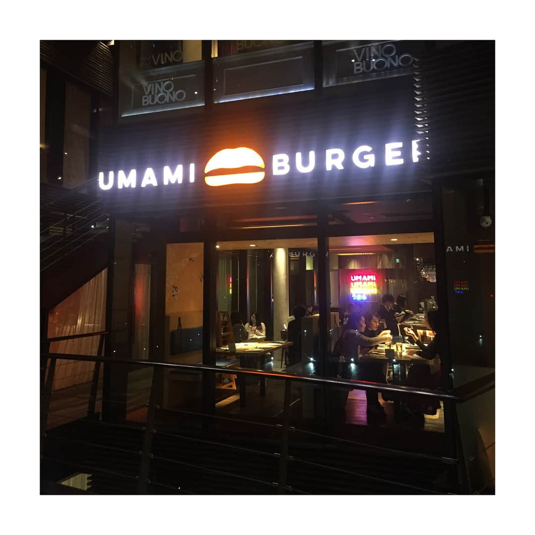 瀬南海はやさんのインスタグラム写真 - (瀬南海はやInstagram)「* 念願叶って｢UMAMI BURGER｣❤💙💛 . 昨日の夜行ってきましたー！ ゆかこさん(香音さん)＆るなさん(和城さん)と🙌 . ミニサイズが３種類食べれるという贅沢。 トリュフバーガーが…たまらん美味しさでした😭💓 . 楽しいお話 × 美味しいご飯 ＝ 幸せでしかない！ この方程式は変わらずですね(笑) . #表参道 #UMAMIBURGER #ウマミバーガー #dinner #香音有希 さん #和城るな さん #元雪組 #宝塚og #美味しすぎる #トリュフバーガー #なんだこれは #香りから最高 #食べたら至福 #ジャンキーな夕飯 #よいお年を #って言ったけど #またすぐ会う予感(笑)」12月14日 22時22分 - senami_haya