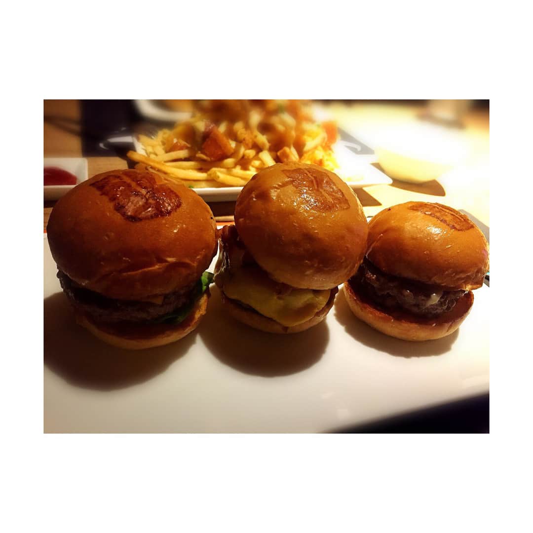 のインスタグラム：「* 念願叶って｢UMAMI BURGER｣❤💙💛 . 昨日の夜行ってきましたー！ ゆかこさん(香音さん)＆るなさん(和城さん)と🙌 . ミニサイズが３種類食べれるという贅沢。 トリュフバーガーが…たまらん美味しさでした😭💓 . 楽しいお話 × 美味しいご飯 ＝ 幸せでしかない！ この方程式は変わらずですね(笑) . #表参道 #UMAMIBURGER #ウマミバーガー #dinner #香音有希 さん #和城るな さん #元雪組 #宝塚og #美味しすぎる #トリュフバーガー #なんだこれは #香りから最高 #食べたら至福 #ジャンキーな夕飯 #よいお年を #って言ったけど #またすぐ会う予感(笑)」