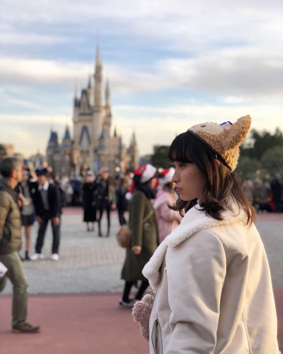 高木祐希のインスタグラム：「. Disneyland🐭🎡🎇♡ クリスマスディズニー1番スキ！！🎄 📸:栞奈 #disney #disneyland」