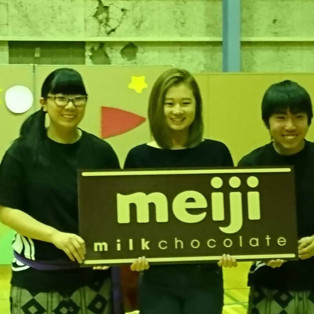 森田遥さんのインスタグラム写真 - (森田遥Instagram)「昨日は北海道明治カップを優勝した際に頂いた明治さんのお菓子(5年分)を札幌の養護施設である興正学園の子供達にプレゼントして来ました🎁😍 沢山のかわいい子供達が温かく迎えてくれて、とても嬉しかったです💛  このような場を設けて頂いた明治さん、北海道文化放送さん、有り難うございました！  来年もまた会えるように頑張ります🤩 @meiji_the_choco @kose_sportsbeauty @marco_bicego_japan @rizap_golf @ana.japan #honma #森田遥 #プロゴルファー#優勝 #明治カップ #お菓子」12月15日 8時23分 - moritaharuka5588