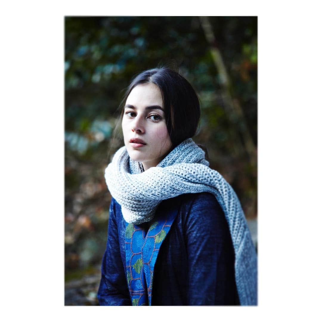 中井ノエミのインスタグラム：「🌊Vous ne saurez jamais que votre âme voyage 🌊Comme au fond de mon cœur un doux cœur adopté; 🌊Et que rien, ni le temps, d'autres amours, ni l'âge, 🌊N'empêcheront jamais que vous ayez été. . . . #vousnesaurezjamais #itsyou #margueriteyourcenar #yourcenar #poetry #poem #wordporn #nightowl #restlesssoul #wanderlust #wanderer #jeandormesson #beauty #frenchpoetry #litterature #inhale #letgo #portrait #photography #feelingblue #imissus #insomnia #nostalghia #melancholia」